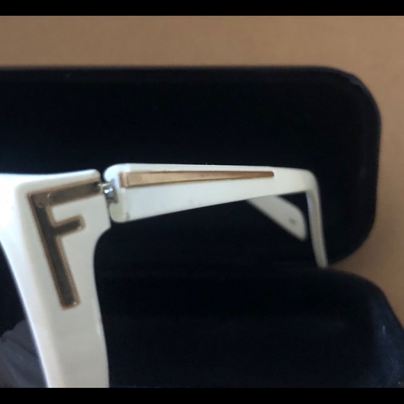 FENDI SUNGLASSES - Picture 2 of 3